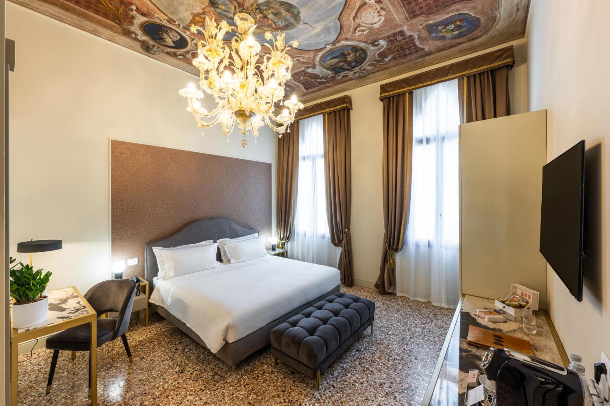 ALBERGO DONI | VENICE, ITALY | SEASON DEALS FROM €58